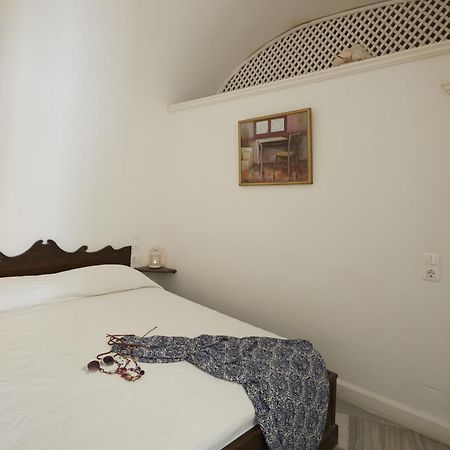 Cori Rigas Suites Тира Номер фото
